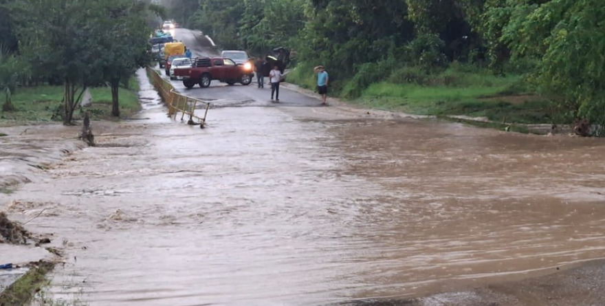 Provocan  lluvias cierres carreteros