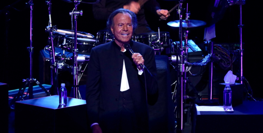 PREPARA JULIO IGLESIAS SU DEFENSA TRAS DENUNCIAS DE ACOSO