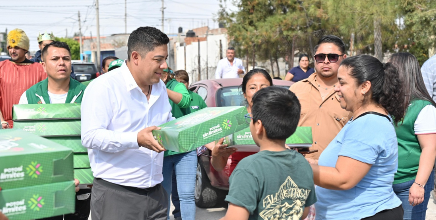 RICARDO GALLARDO CELEBRA CON FAMILIAS EL DÍA DE REYES
