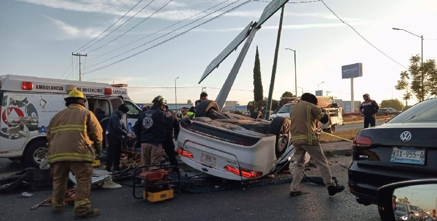 Muere menor tras volcadura; queda atrapada junto con su papá