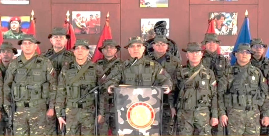 EXIGEN MILITARES LIBERACIÓN DE MADURO; RECONOCEN A RODRÍGUEZ