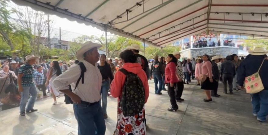 Huapango con mochilas