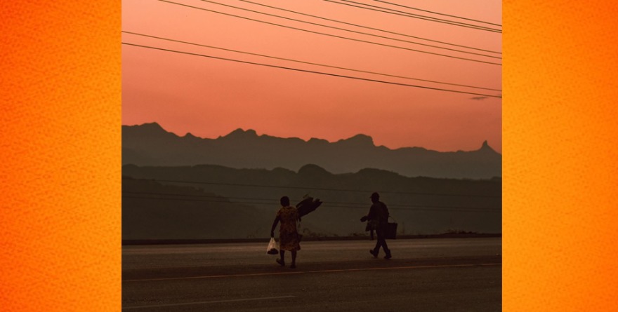 Caminantes en el crepúsculo