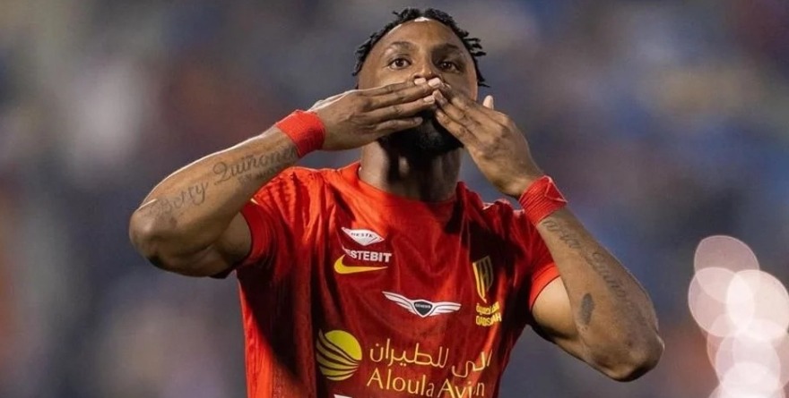 QUIÑONES ANOTA HAT-TRICK Y SE ACERCA A CR7 EN TABLA DE GOLEO