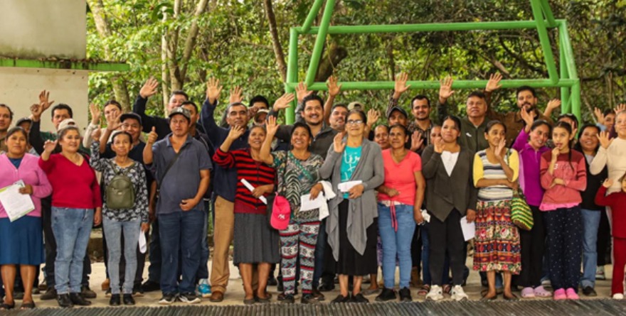 En Xilitla, llevan agua en equipo