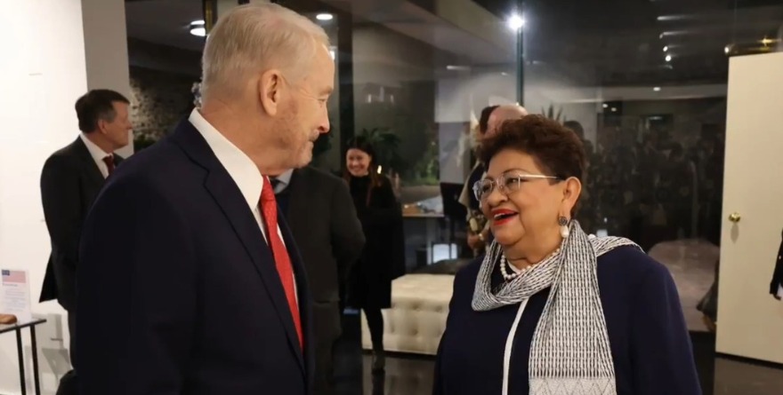 RECIBE JOHNSON A FUNCIONARIOS MEXICANOS EN EMBAJADA