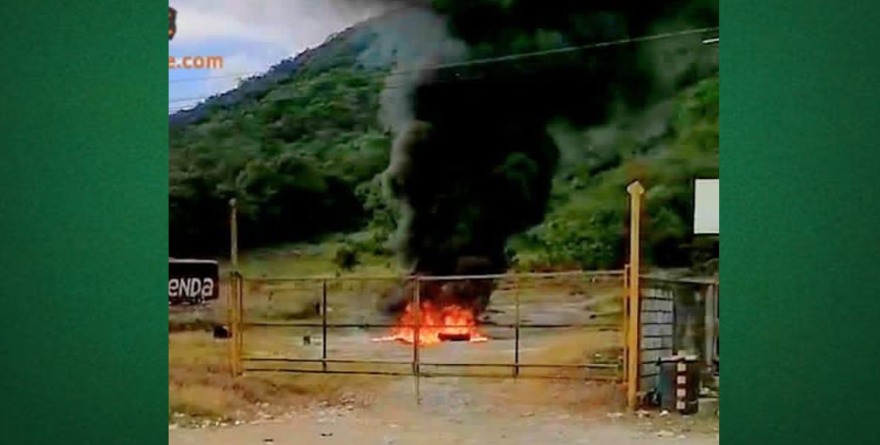 Autoridades rebasadas ante quema de llantas