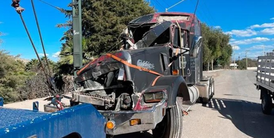 Grúa pierde al cliente y arma susto en el Periférico