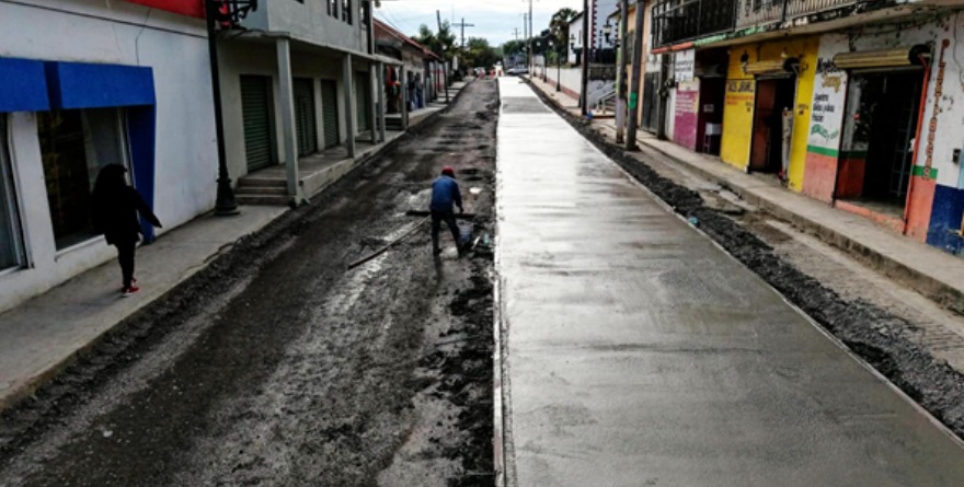 Inicia pavimentación en centro de Tampamolón