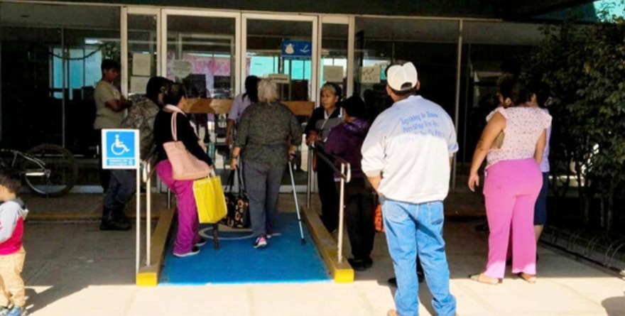 Denuncian colapso en clínica del IMSS