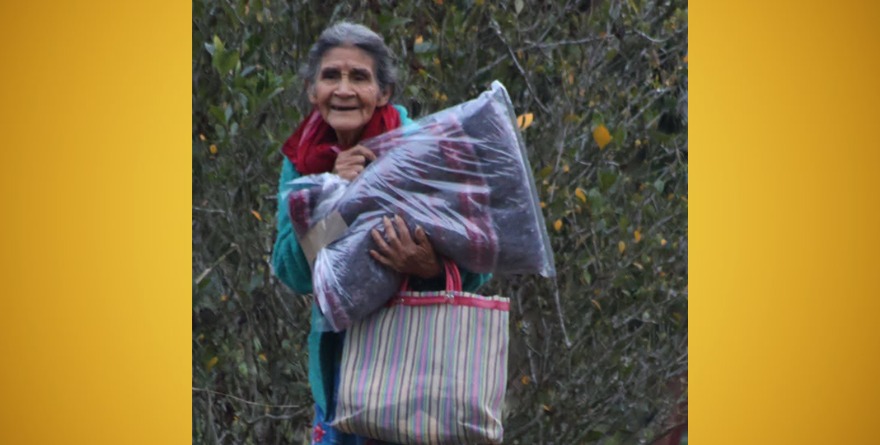Entregan cobijas para mitigar frío