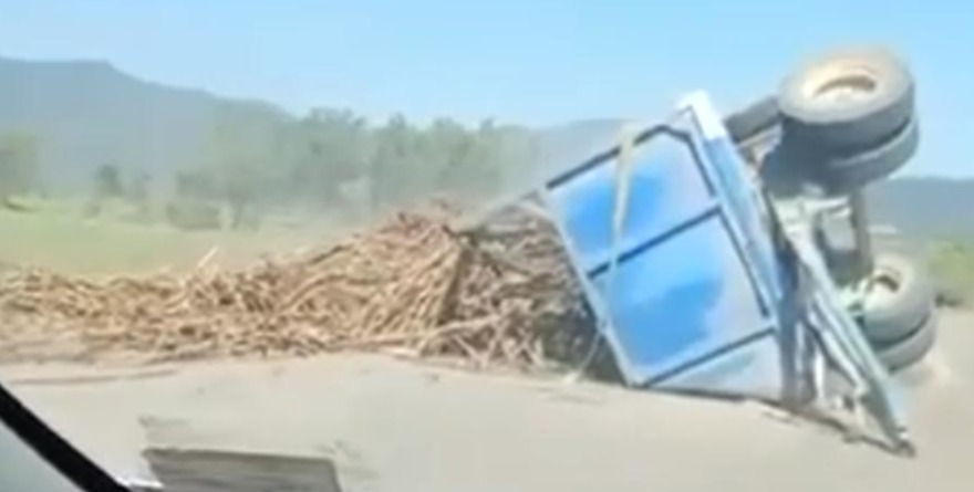 Otra vez, vuelca camión cañero!