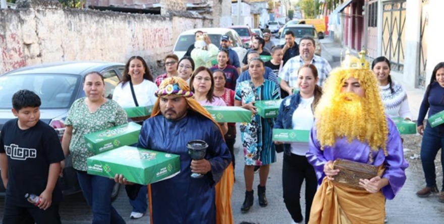 Niños y vecinos celebran Día de Reyes