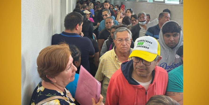 Filas de kilómetro y farmacias vacías
