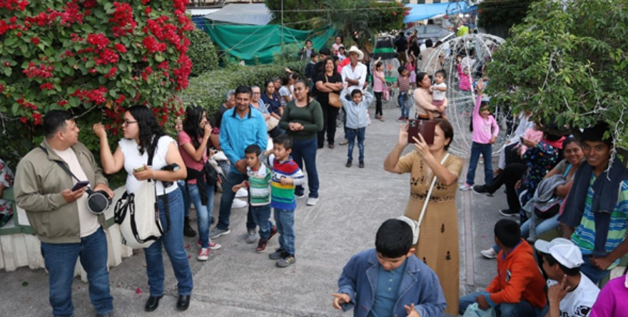 Niños disfrutan su día en la plaza de Cerritos
