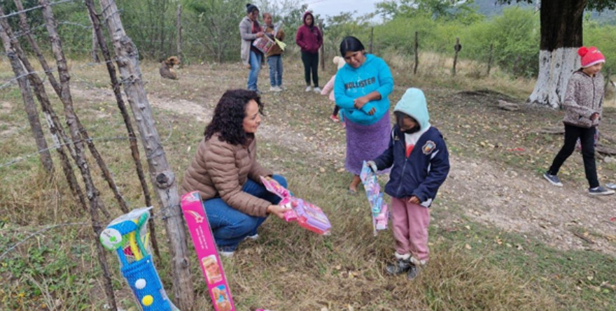 Lagunillas: DIF entrega cobijas y juguetes por Día de Reyes