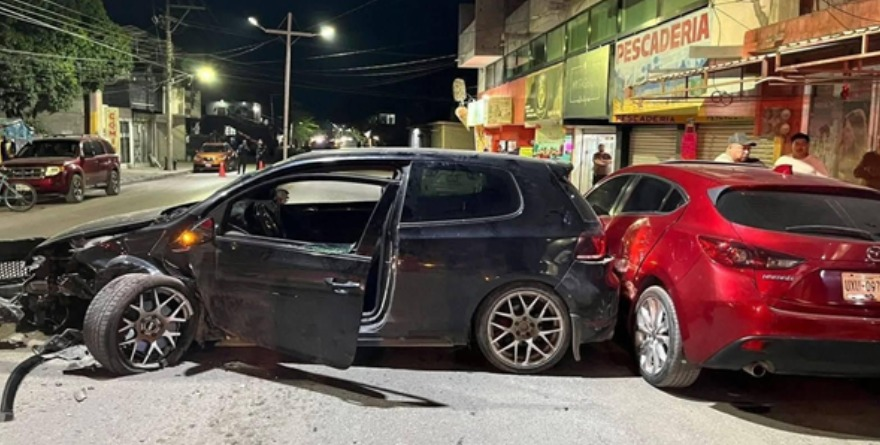 Polis ‘modo cantina’ provocan choque y caos
