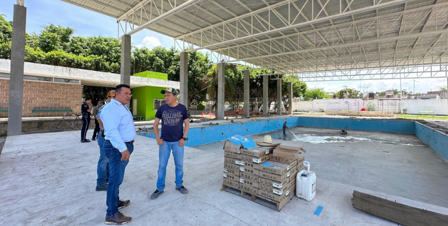 Alberca olímpica de Rioverde compite, pero en fuga de agua