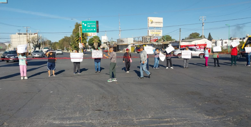 BLOQUEAN VIALIDADES POR FALTA DE AGUA