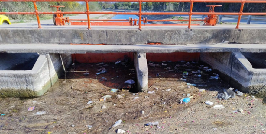 Limpian puente de porquería