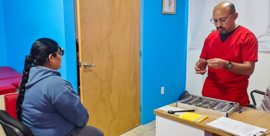 Fortalecen salud visual en Villa Juárez