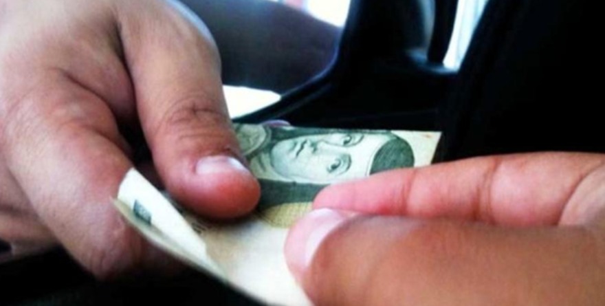 Intenta dar ‘mordida’ a los polis