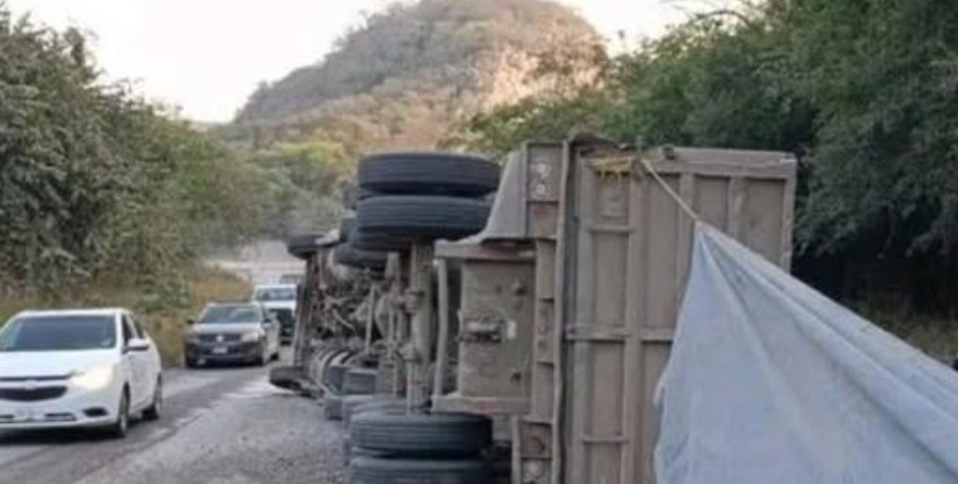 Carga pesada pone carreteras en riesgo