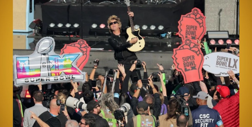 El punk rock abrió entre ovaciones, memes y críticas políticas