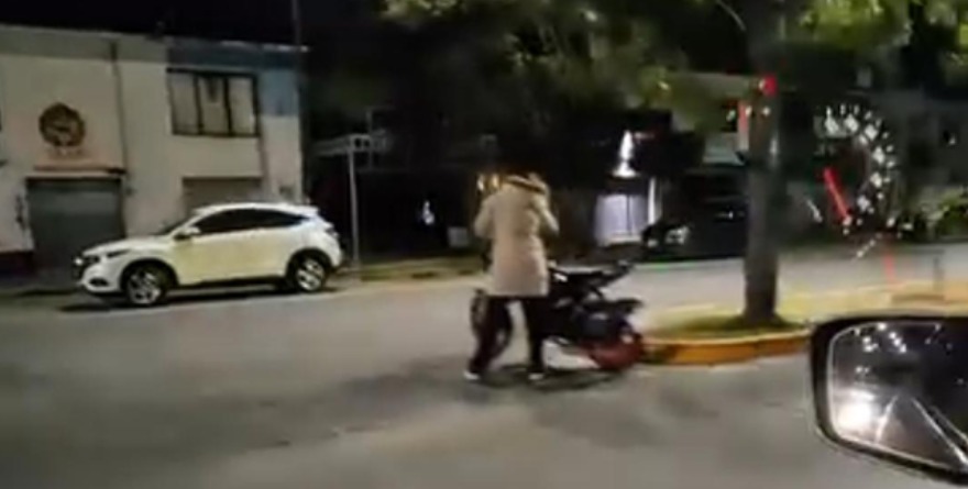 Auxilian a motociclista tras intento de asalto