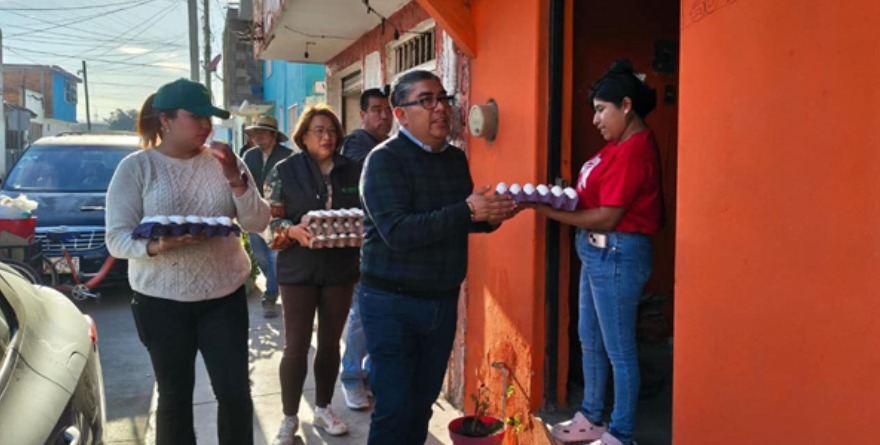 Entregan apoyos Casa por Casa