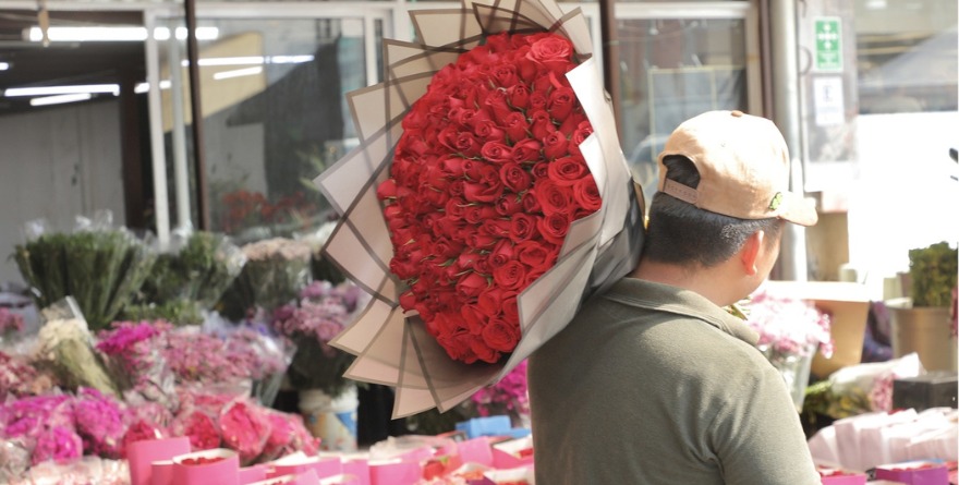 FESTEJAN CON FLORES, COMIDA Y REGALOS DÍA DE SAN VALENTÍN