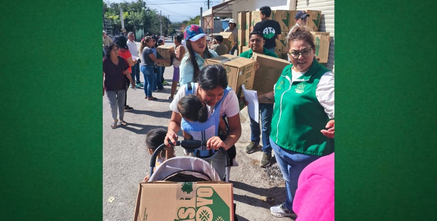 Entregan despensas con respaldo estatal