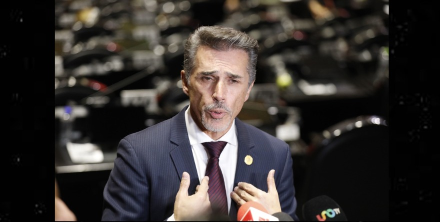 BOTA CONGRESO PARA IRSE A  LA CASA DE LOS FAMOSOS