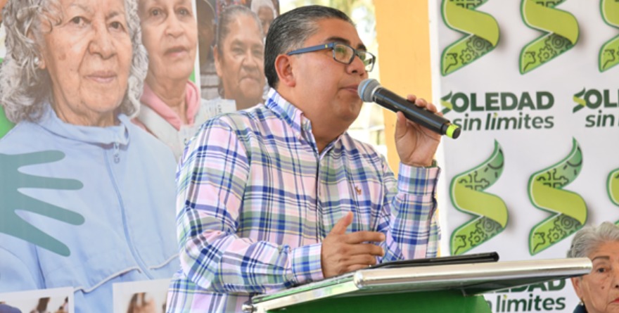 Entregan apoyos a adultos mayores