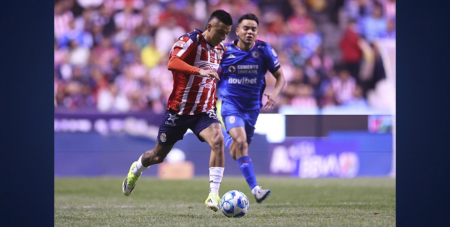 CHIVAS PIERDE EL INVICTO ANTE CRUZ AZUL