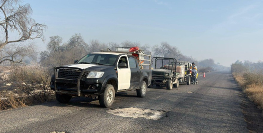 Frenan incendio cerca de viviendas