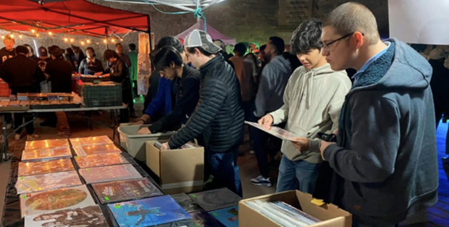 Nostalgia y música en la Noche de vinilos en el Leonora Carrington