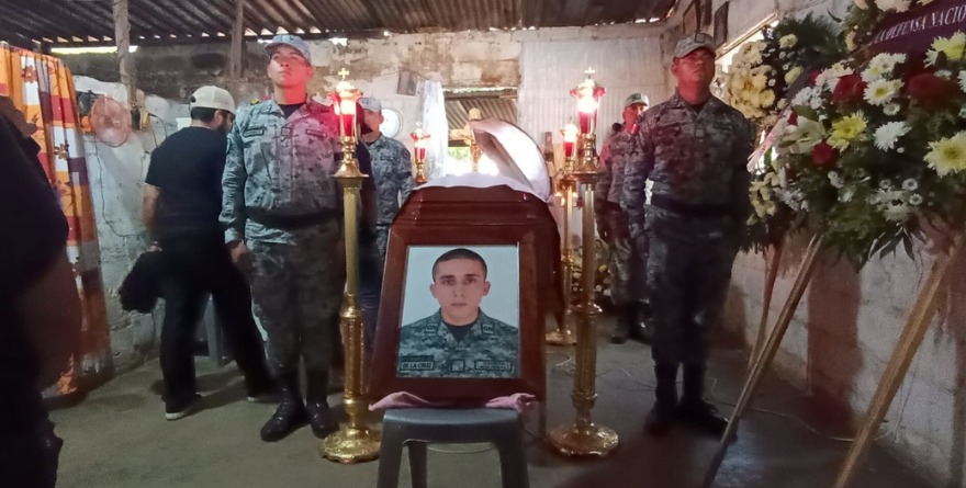 RINDEN HONORES A MILITARES CAÍDOS