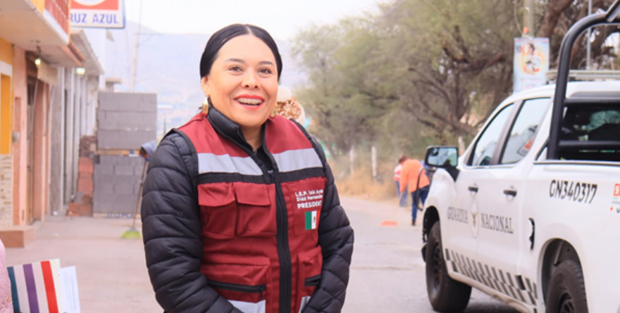 Viaja alcaldesa en medio de reclamos