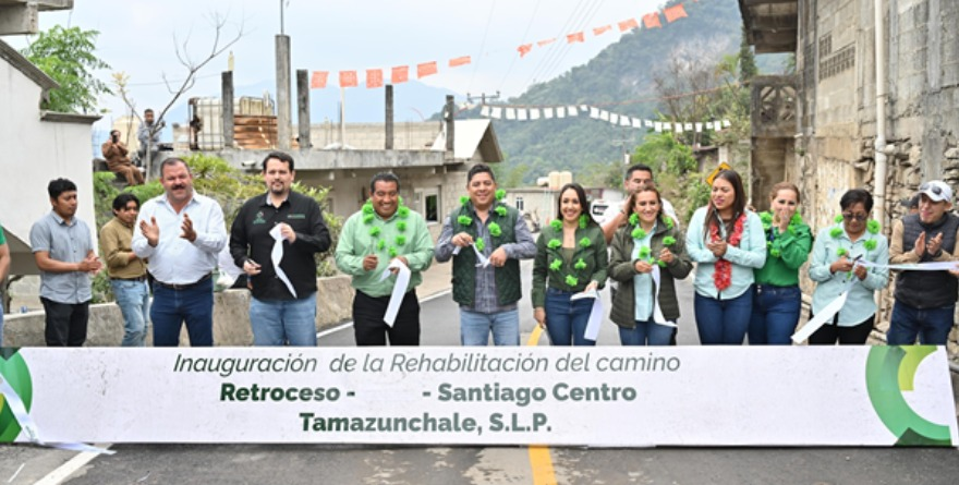Rehabilitan camino en Tamazunchale