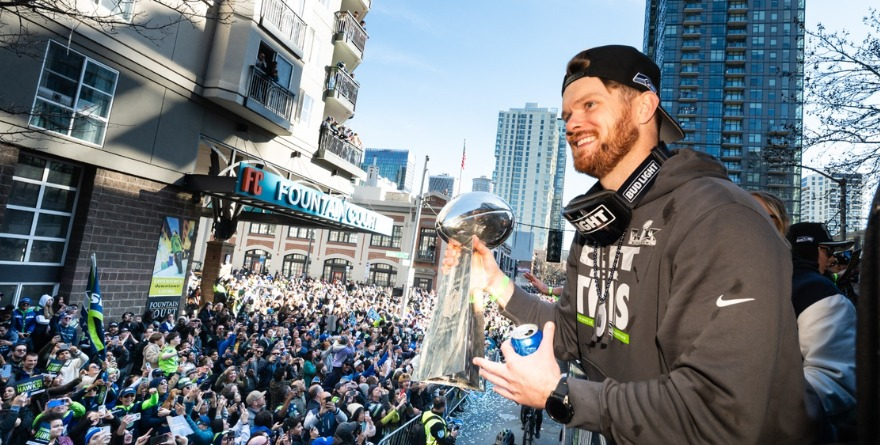 DESFILAN LOS CAMPEONES SEAHAWKS POR LAS CALLES DE SEATTLE