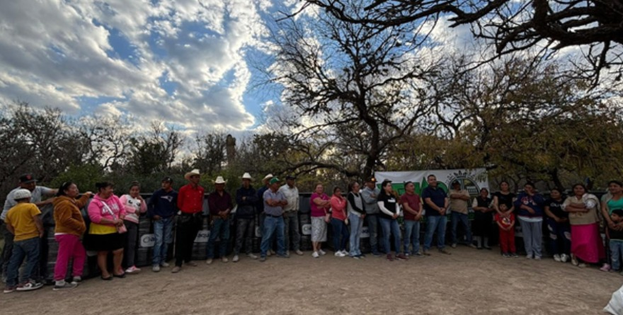 Distribuyen apoyos en zona rural