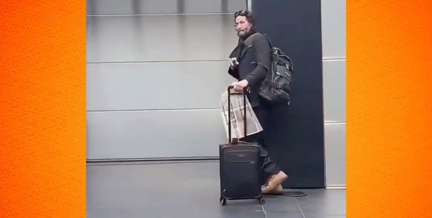 Keanu Reeves lo vuelve a hacer