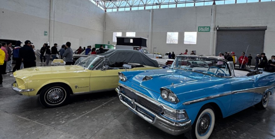 Llegan los clásicos en el día del auto antiguo