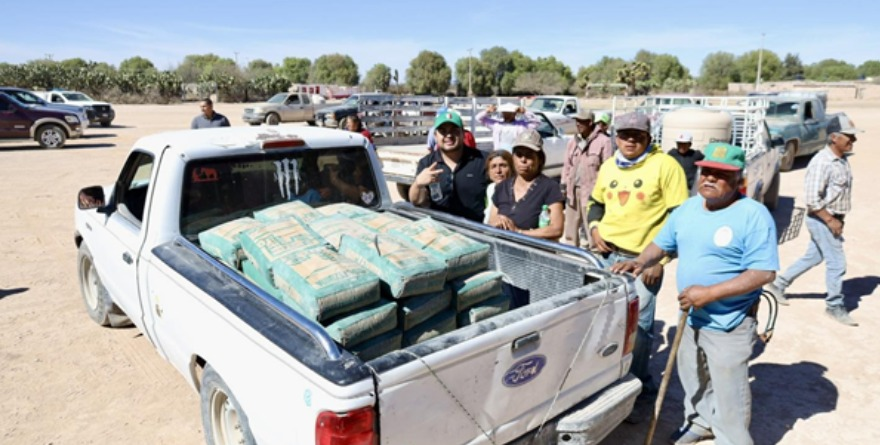 Entregan cemento en comunidades