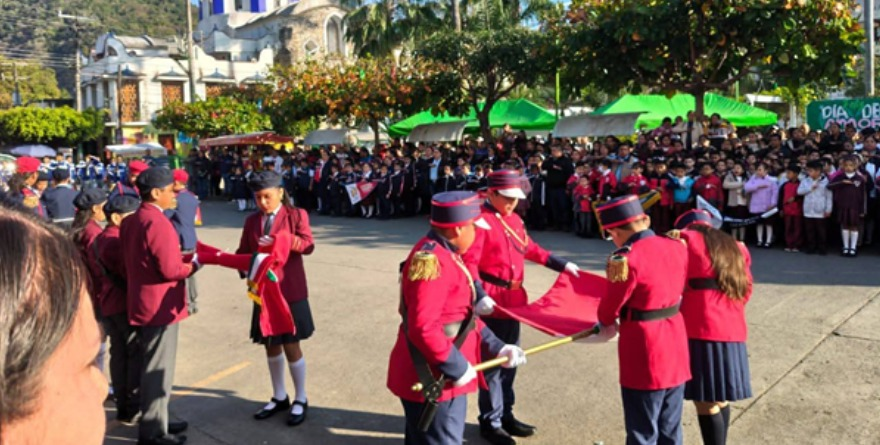 Honran a la Bandera Nacional en su Día