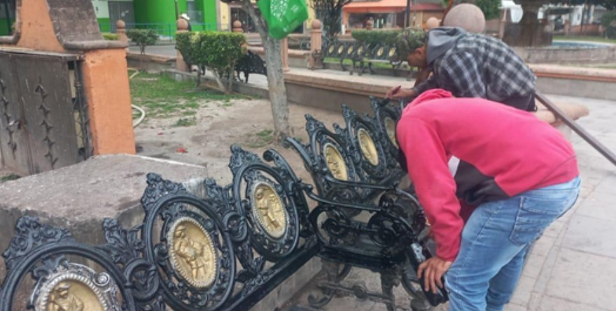 Rioverde renueva bancas en la Plaza Principal