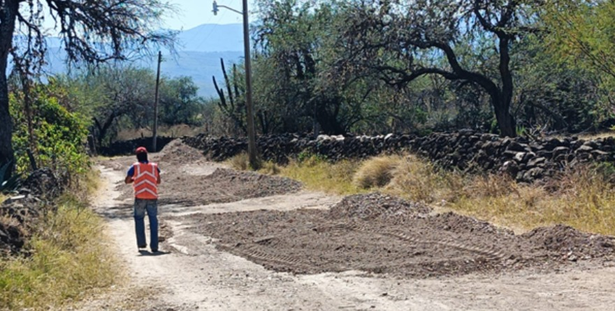 Mejoran caminos de terracería