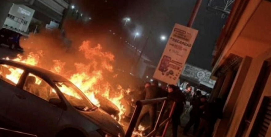 Se quema auto en Coronel Romero y Periférico