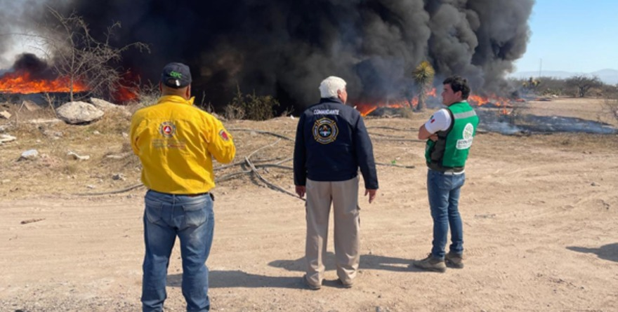 Arde plástico en zona de La Pila